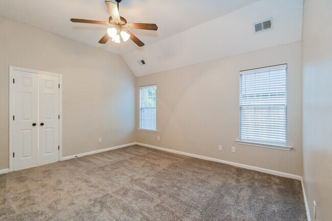 Building Photo - 87 Wren St