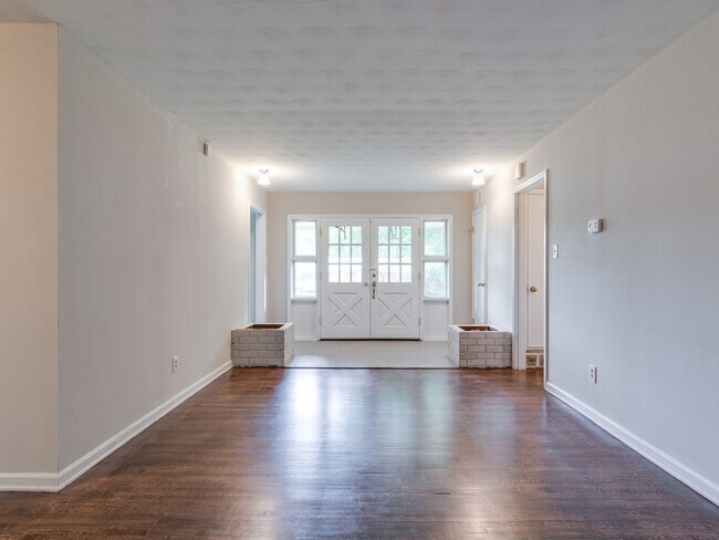 Building Photo - Beautiful Renovated 3 Bedroom 2 Bathroom in Whitehaven!