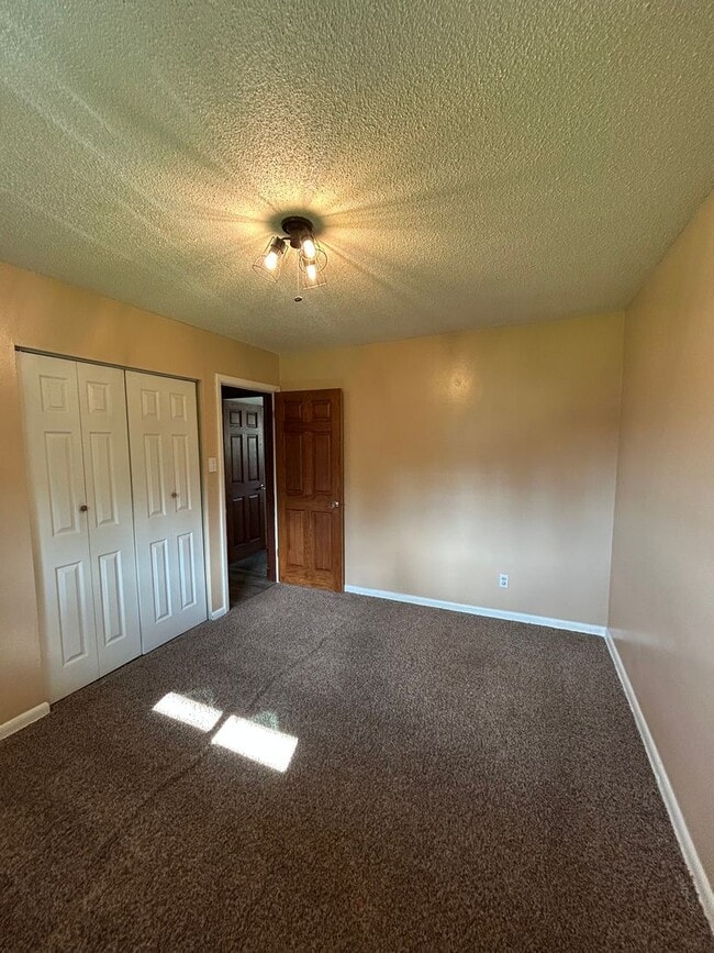 Building Photo - 3470 S Hillcrest Dr