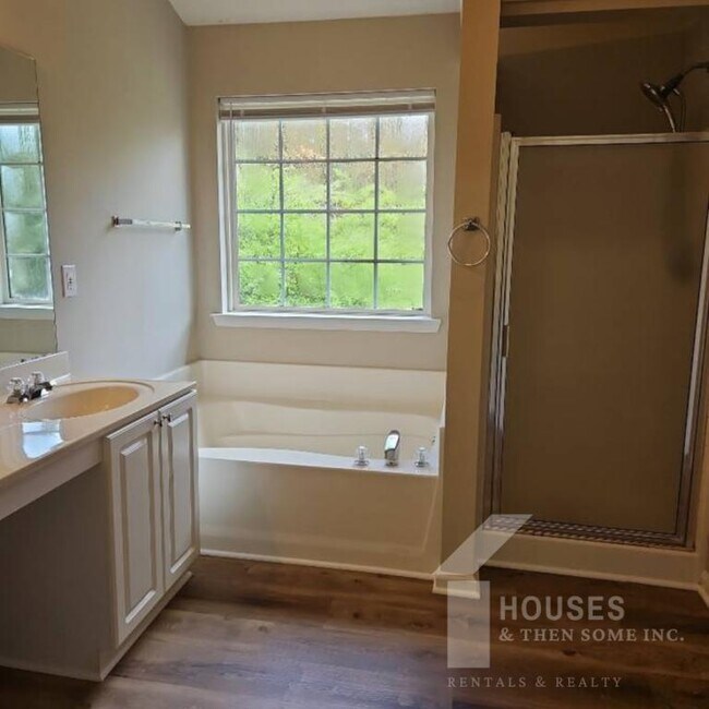 Building Photo - 210 Stapleford Park Dr