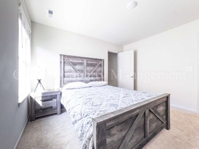 Building Photo - 3083 Day Dream Ln