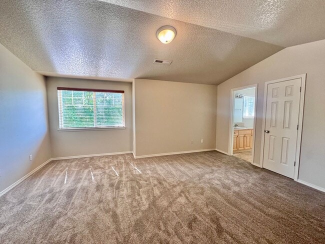 Building Photo - EZ living, Private Townhome setting Central Vancouver