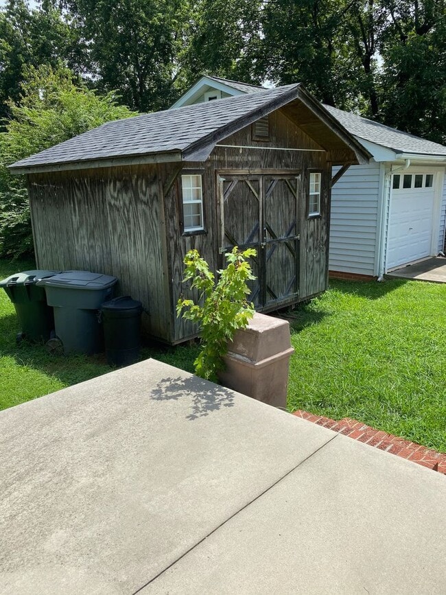 Building Photo - 3 BED, 1 BATH HOME IN GREYSTONE AREA, $1550 MONTH, $1550 DEPOSIT