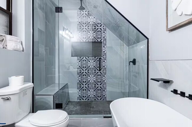 Building Photo - 1624 W Beach Ave