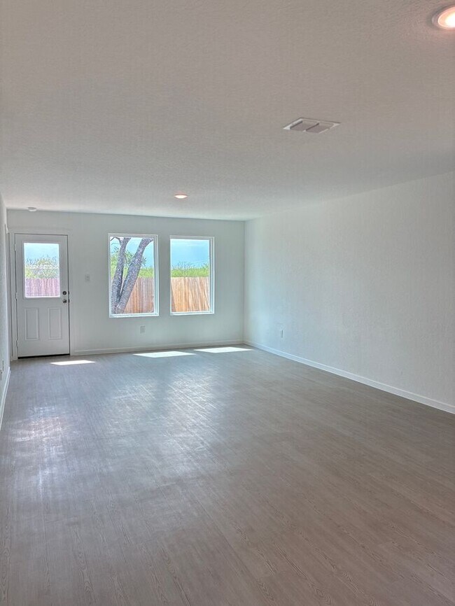 Building Photo - Charming 4 beds 2 baths in San Antonio!