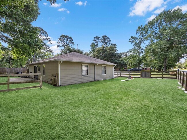 Building Photo - 12114 Creekside Dr
