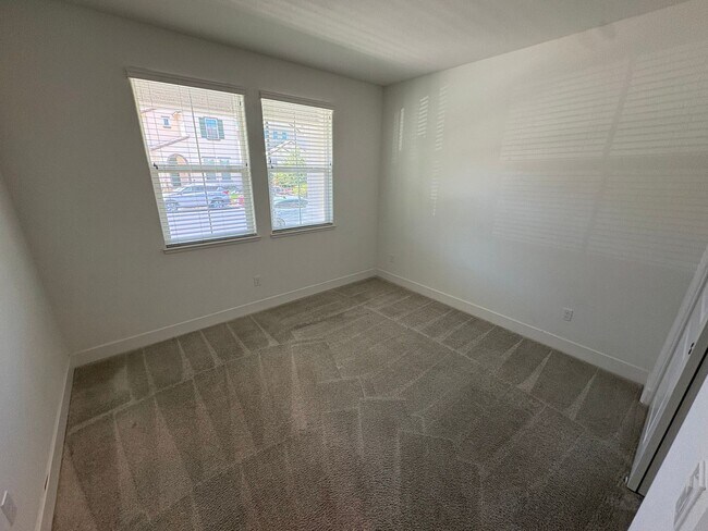 Building Photo - Beautiful 4 Bed 3 Full Bath Home with Solar in Brentwood