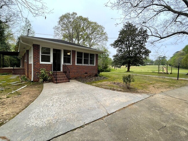Building Photo - 1605 Cherokee Rd