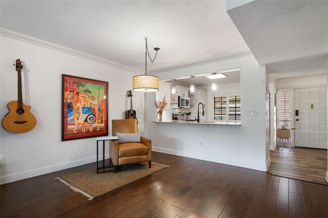 Building Photo - 104 S Interlachen Ave