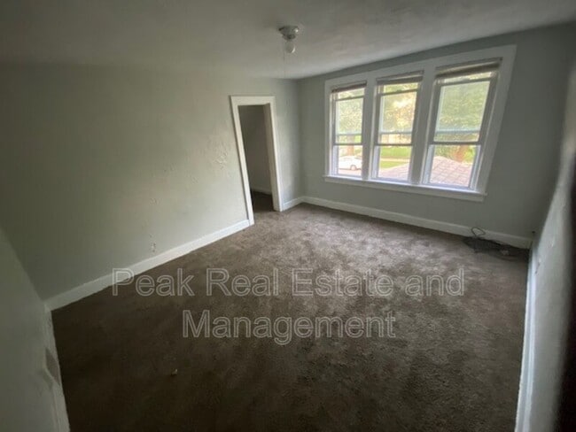 Building Photo - 816 Kensington Ave SW