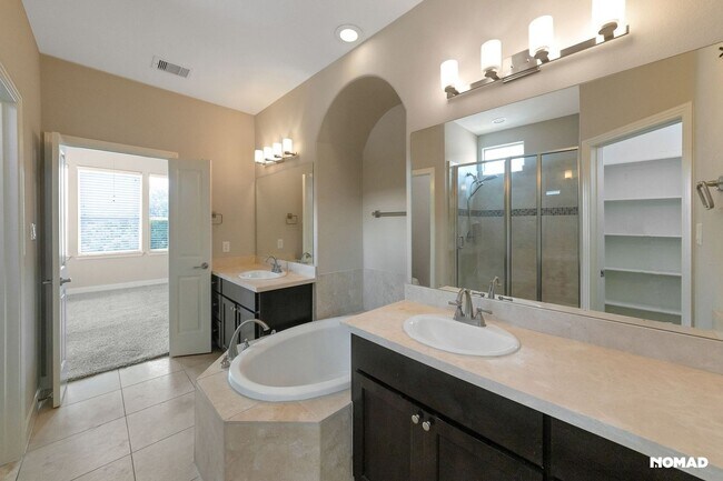 Building Photo - Stylish 3BR gated Townhome in Houston