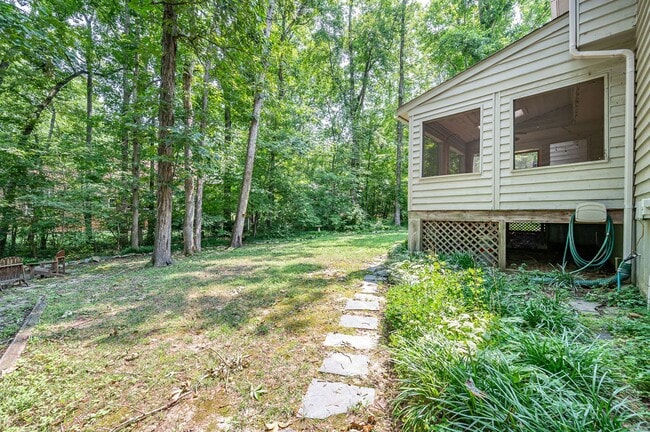 Building Photo - Exceptional Contemporary Features Privacy and a Scenic Back Yard.