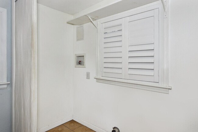 Building Photo - 1812 E Avery St