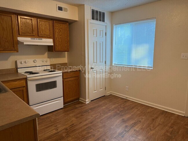 Building Photo - 516 E Red Bud Rd