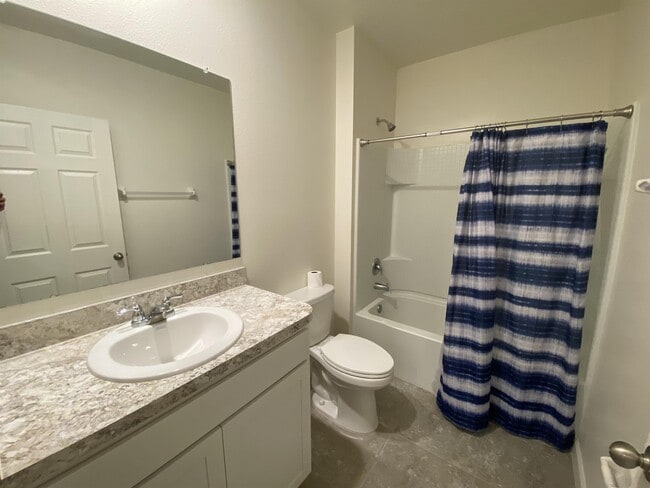 Building Photo - 510 Old Country Rd S E