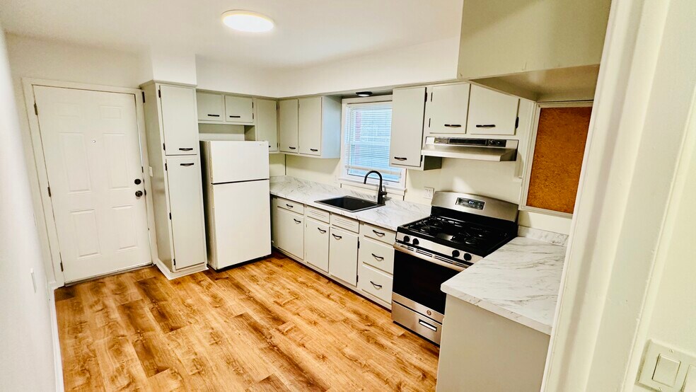 Building Photo - 108 W Bridge St