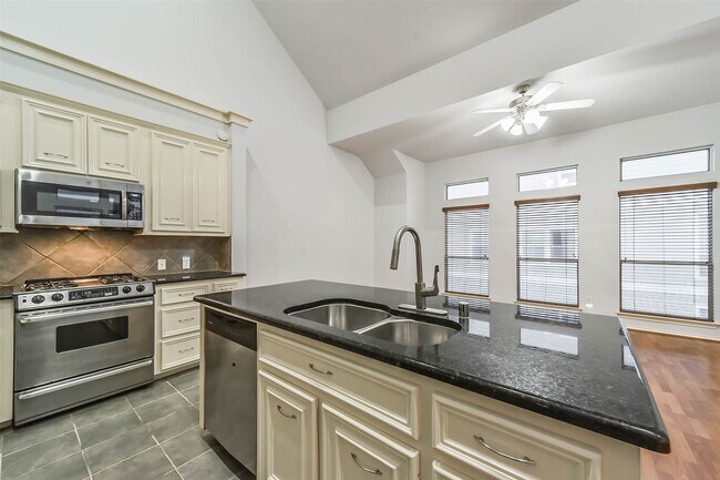 Building Photo - 1241 W 17th St