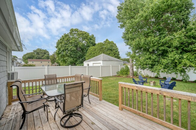 Building Photo - WINTER RENTAL Fully Furnished 2 Bedroom Co...