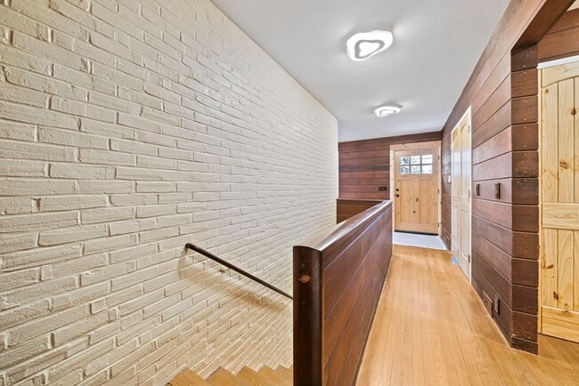 Building Photo - 12 Sabrina Farm