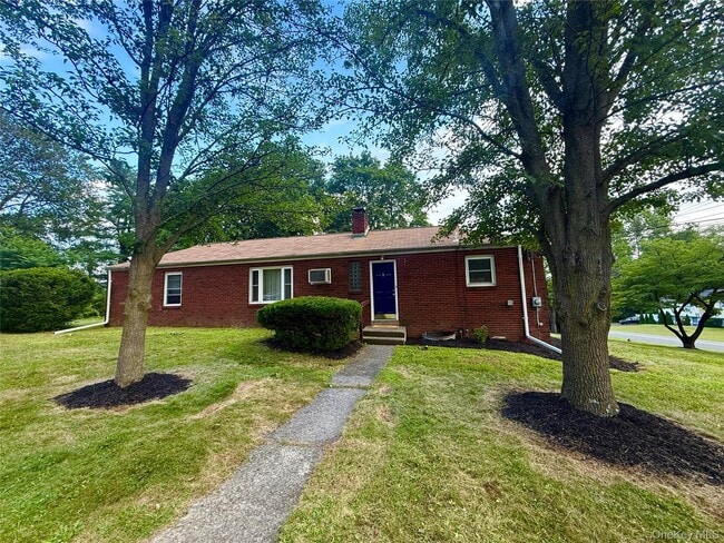 Building Photo - 11 Willow Ln