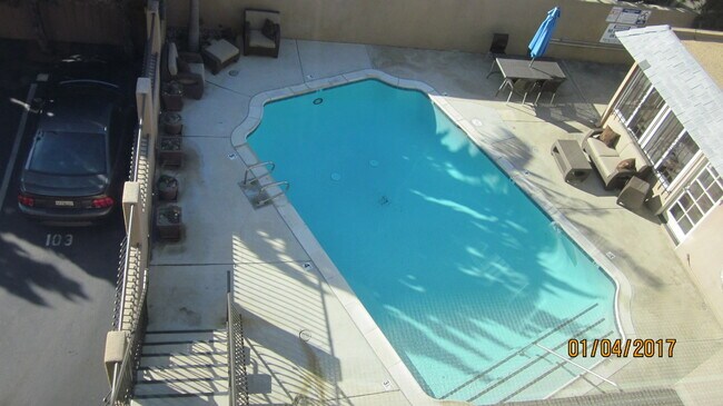 Building Photo - HILLCREST - 1 BED / 1 BATH TOP FLOOR CONDO.