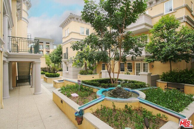 Building Photo - 7101 Playa Vista Dr