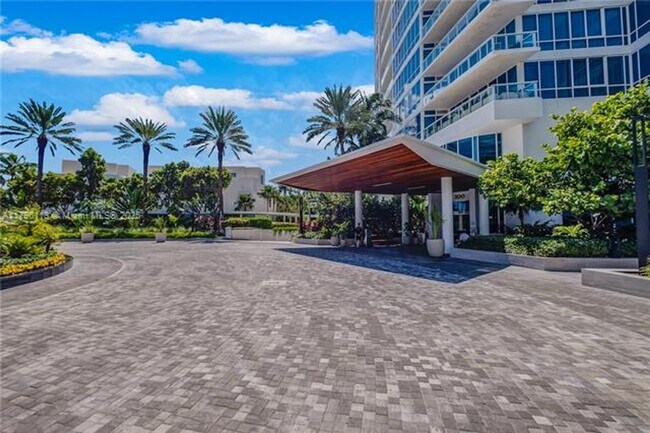 Building Photo - 100 South Pointe Dr