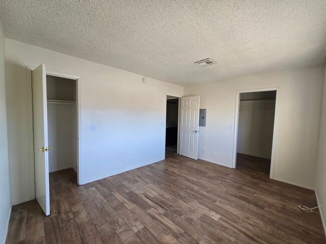 Building Photo - A nice & cozy 1-bedroom, 1-bathroom upstairs condo