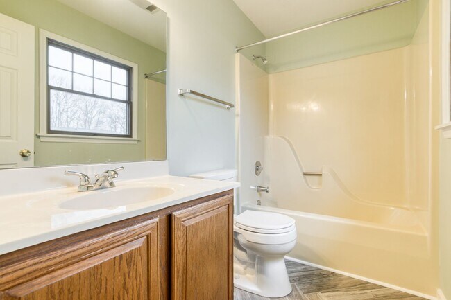 Building Photo - 3 bed/2 1/2 Bath.  Pet Friendly.  Easy access to I81/US460