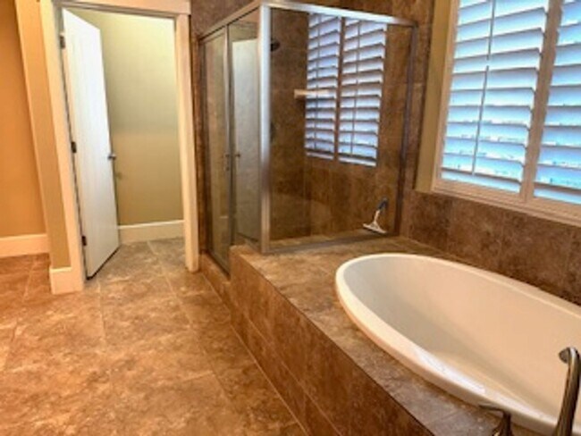 Building Photo - $2,695 Beautiful Barclay Square 4 Bed / Ha...