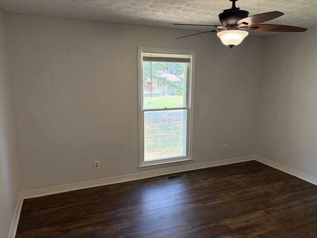 Building Photo - 409 Cloverleaf Dr