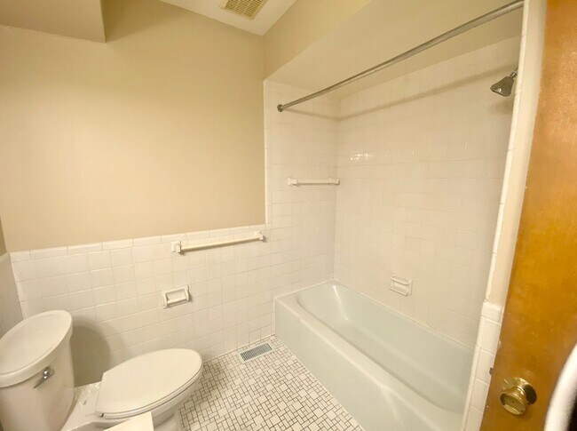 Building Photo - Ground Floor Large 1 Bedroom 1 Bath Available