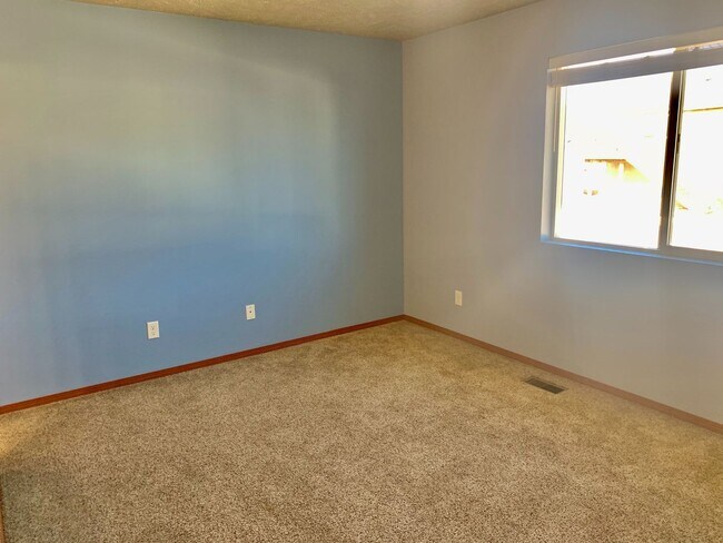 Building Photo - New on the Market!