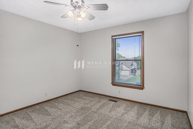 Building Photo - 4 Bedroom Papillion Home!