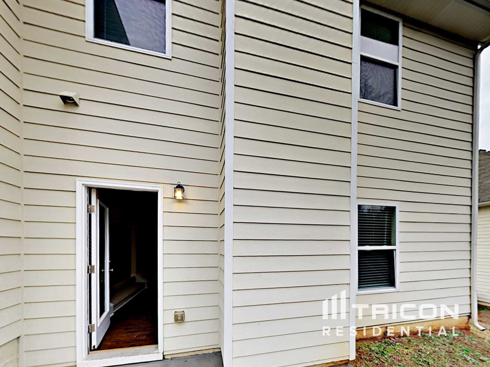 Building Photo - 11051 Southwood Dr