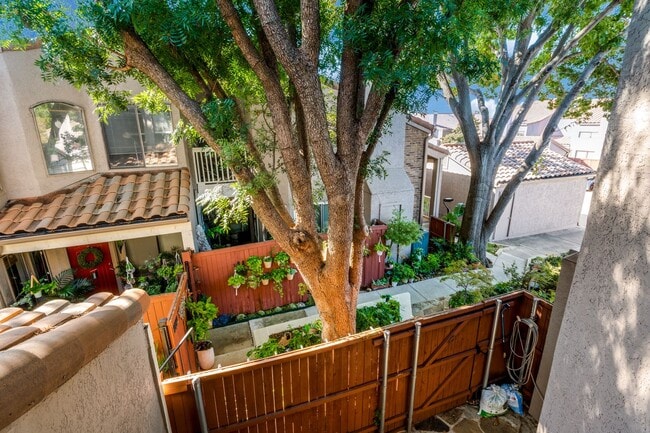 Building Photo - Charming 2 Bed, 2 Bath Condo in North Dall...