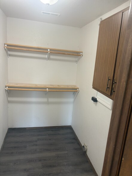 Building Photo - 302 St John Dr