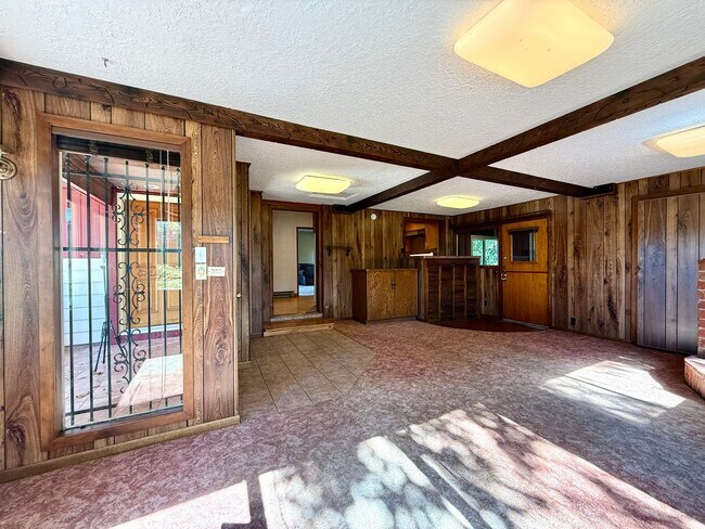 Building Photo - **50% OFF FIRST MONTH'S RENT** Country Liv...