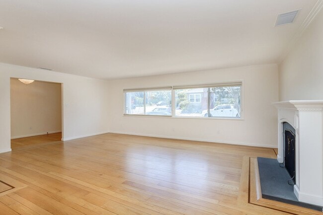 Building Photo - 4 Bed / 3 Bath Burlingame home near excell...
