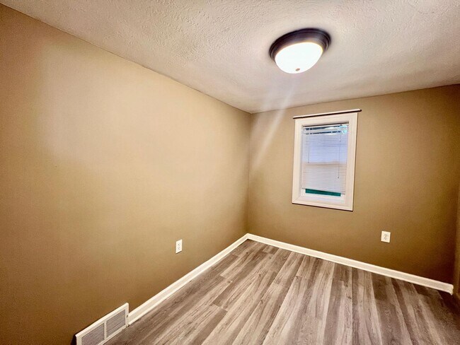 Building Photo - Move in ready!