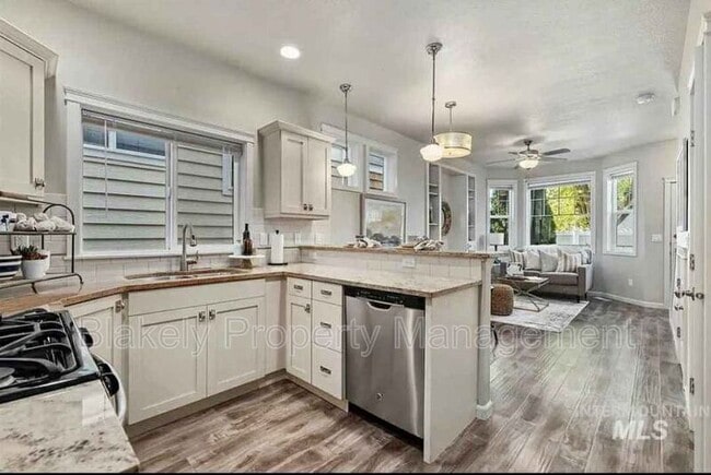 Building Photo - 4366 N Five Mile Rd