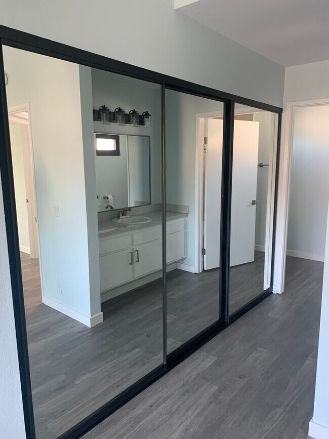 Building Photo - Beautiful 2 Bed 2.5 Bath Condo Home in Poi...
