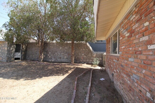 Building Photo - 317 Thunderbird Dr