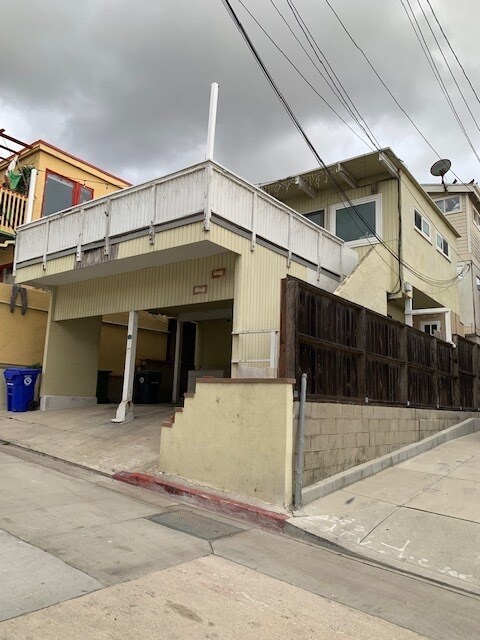 Lower unit w/patio and parking - 222 Gull St