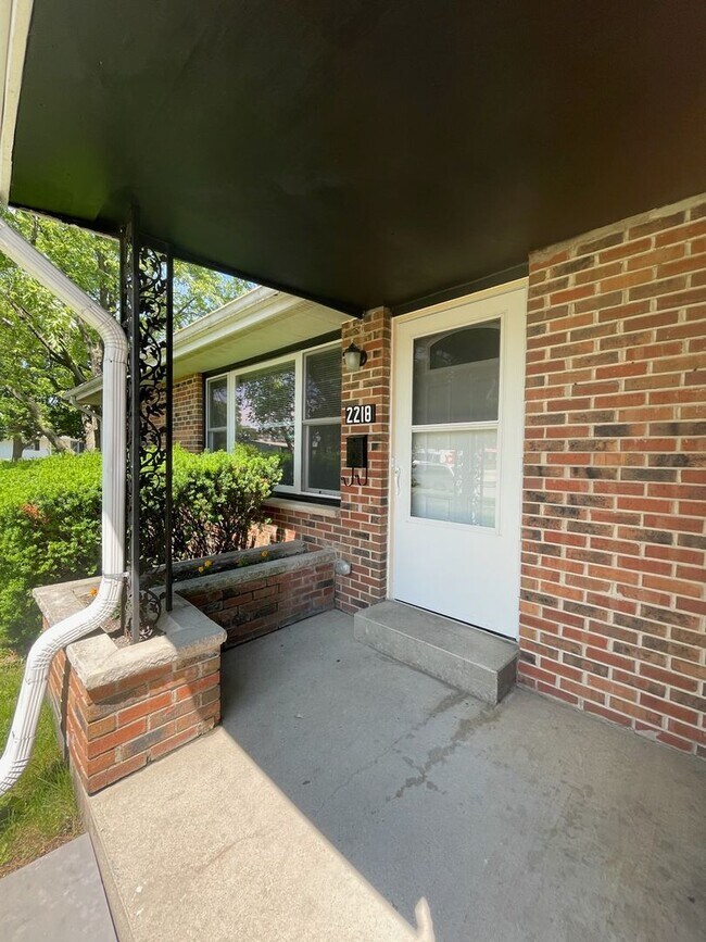 Building Photo - FULLY UPDATED 2-bedroom, 1-bath home (with bonus room) in Janesville