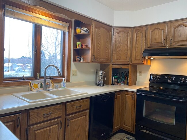 Building Photo - 150 Fairway Ct