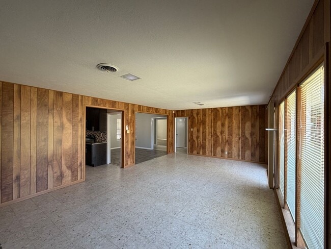 Building Photo - 749 Burkshire Dr