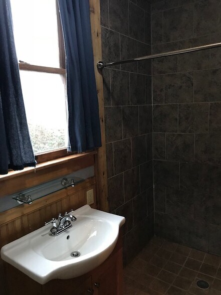 Building Photo - 109 NE Hancock St