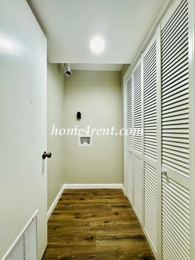 Building Photo - Updated Raytown Ranch w/ Wood Floors, SS Appliances, Finished Basement and a Fenced Yard!
