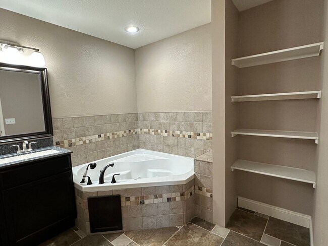 Building Photo - 333 Lyle Curtis Cir